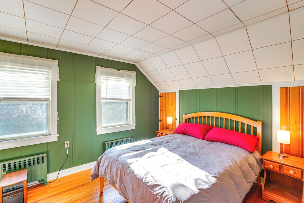 Quiet Country Living: Farmhouse Apt Near Hudson!