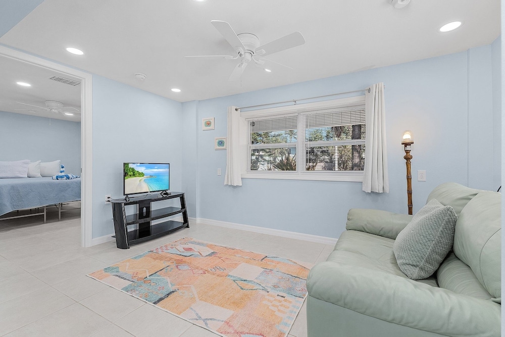140 Barefoot Bungalow: 4br/2ba W/ Heated Pool! 4 Bedroom Home