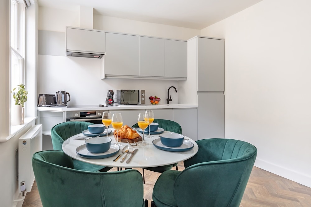 Modern 1BR Downtown Stay