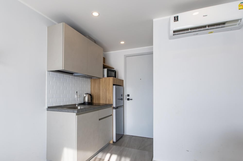 Modern Condo - 1BR & Office T3-528