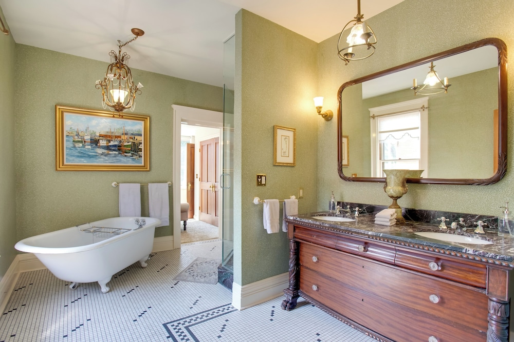 Victorian-style Cheesman Park Apt - 2 Mi to Dtwn