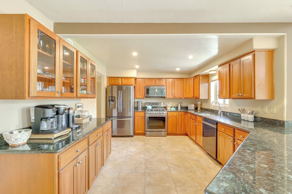 Home Near El Conquistador Golf: Hot Tub + Mtn View