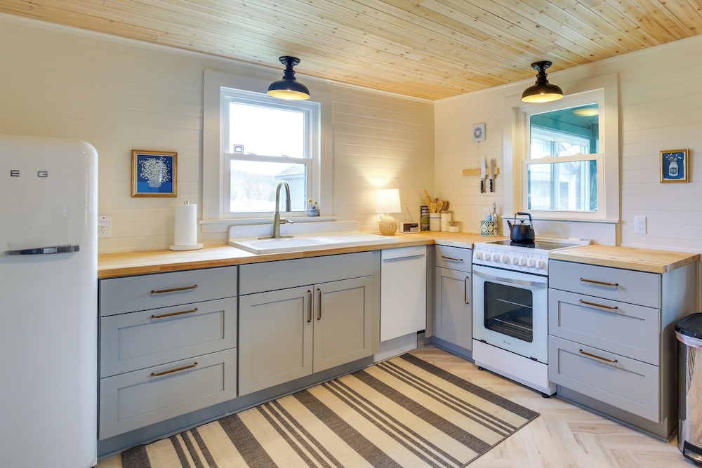 4 Mi to Great Barrington: Berkshires Retreat!