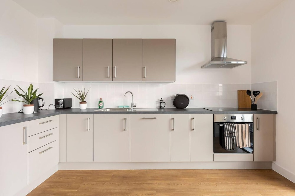 Beautiful 2-bed Apartment in Wembley view 5