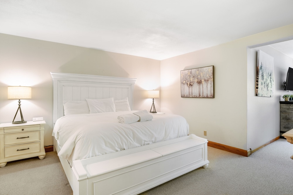 Cimarron Lodge 14 by Avantstay Ski-in Ski-out Property in Complex w Two Hot Tubs Permit 3601