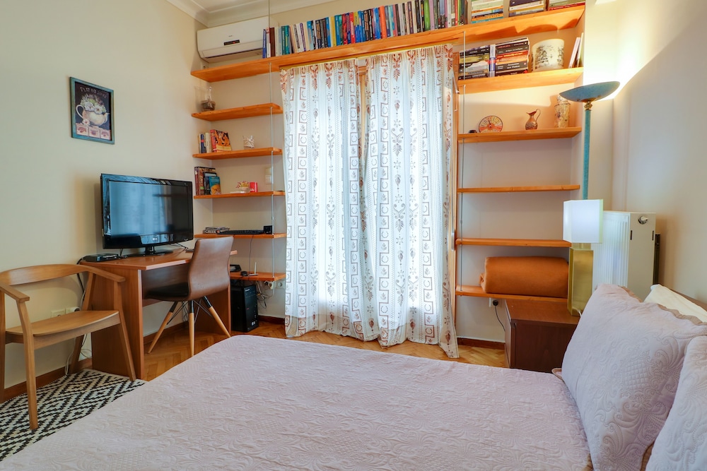 Parliament Syntagma Apartment by Living-Space