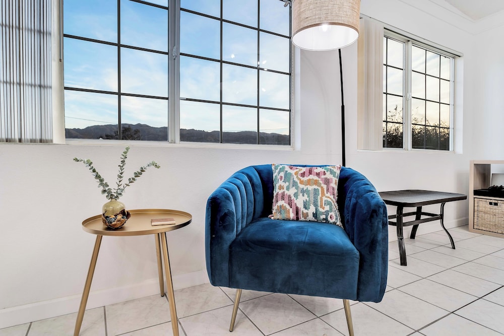 6 Mi to Joshua Tree: Home w/ Outdoor Oasis & View!