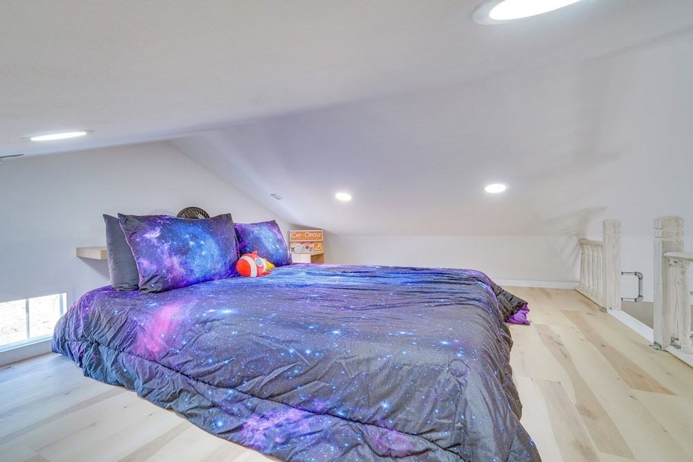 'galactikitty' - Quirky Cabin Near Lake Brownwood!