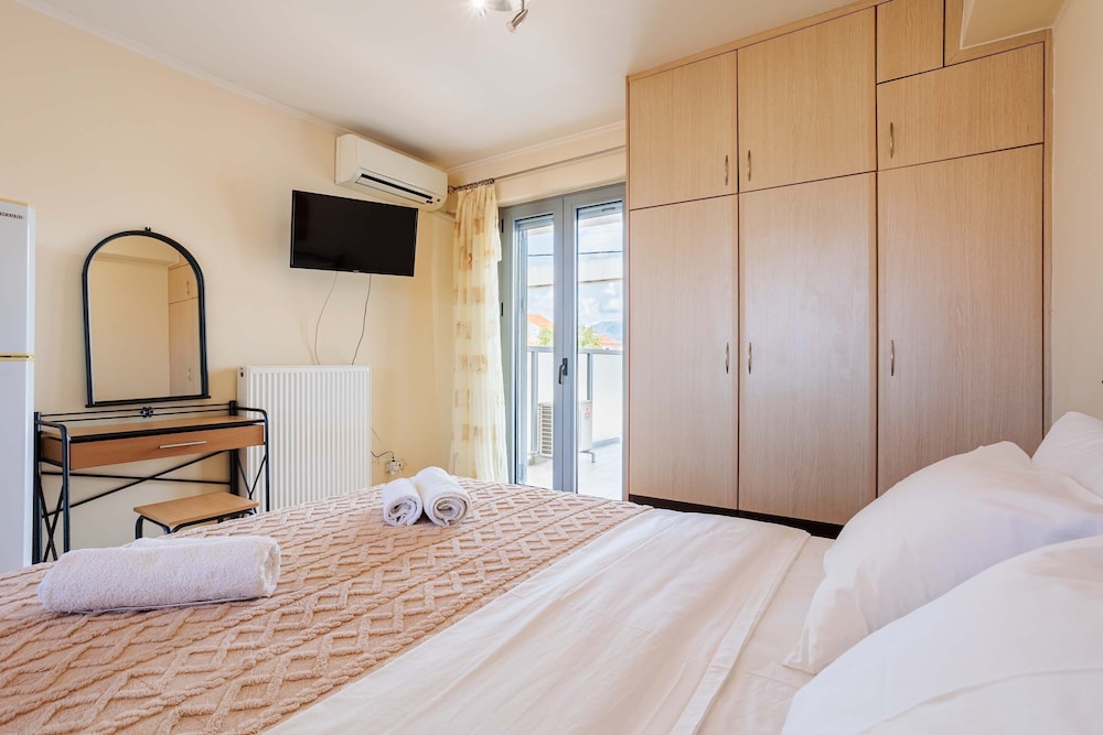Filiatra Cozy Cental Retreats With Balconies