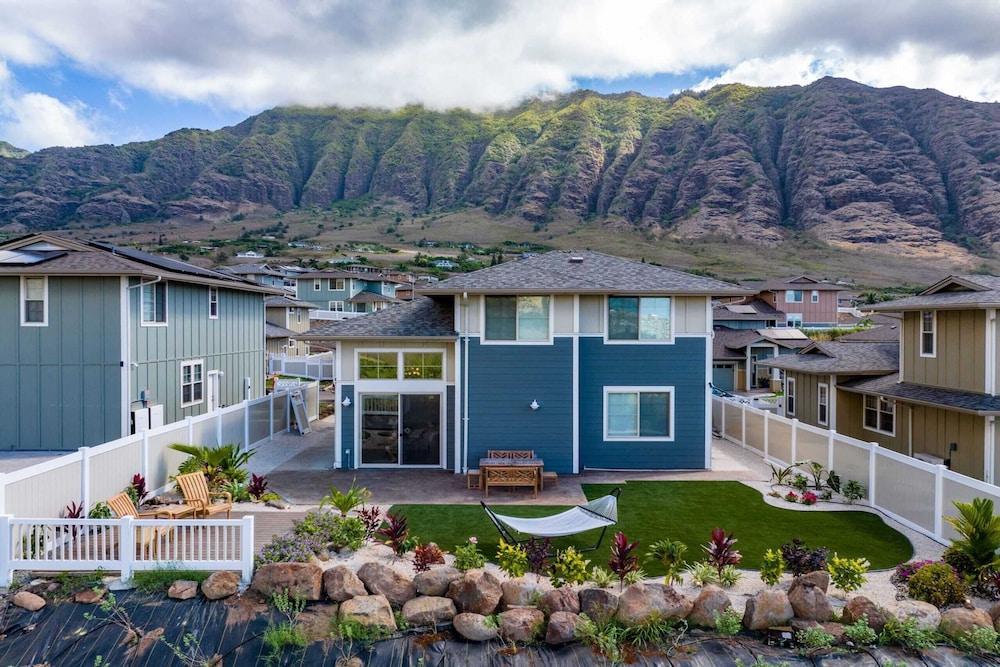 Sleeps 16, 2 Homes Ocean Views, Shared Pool + Gym, Near the Beach Avantstay