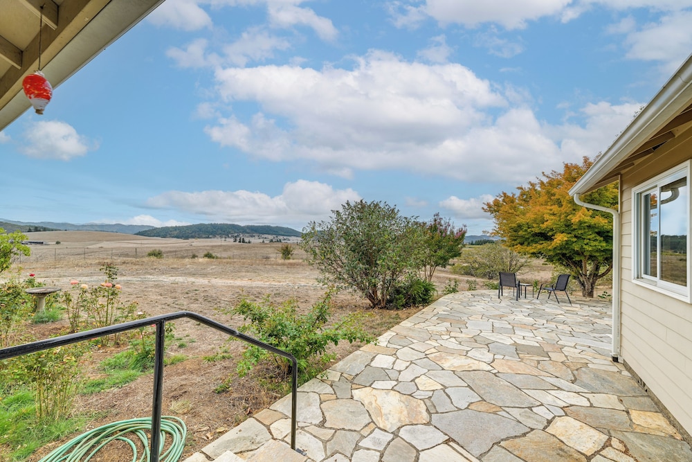 Romantic Vineyard Getaway in Oakland: Mtn Views!