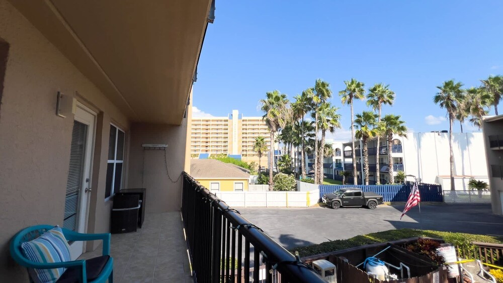 Cozy Family Retreat Steps To Beach Pool / Hot 2 Bedroom Apts