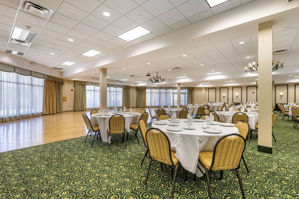 Three Bears Waterpark Resort Near Tomah, Ascend Collection Hotel