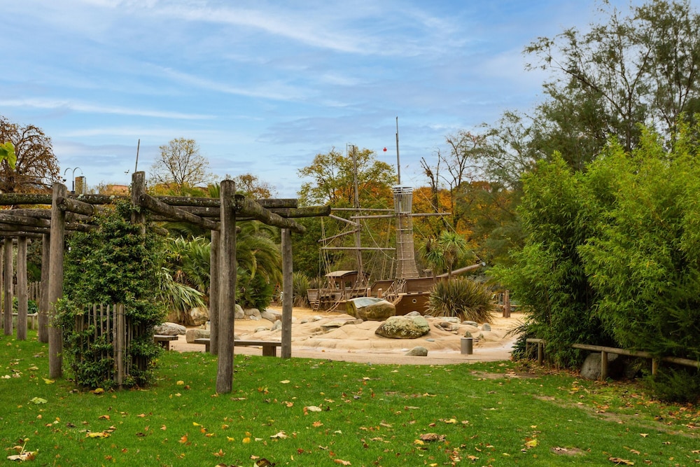 Gledhow Gardens Viii by Onefinestay