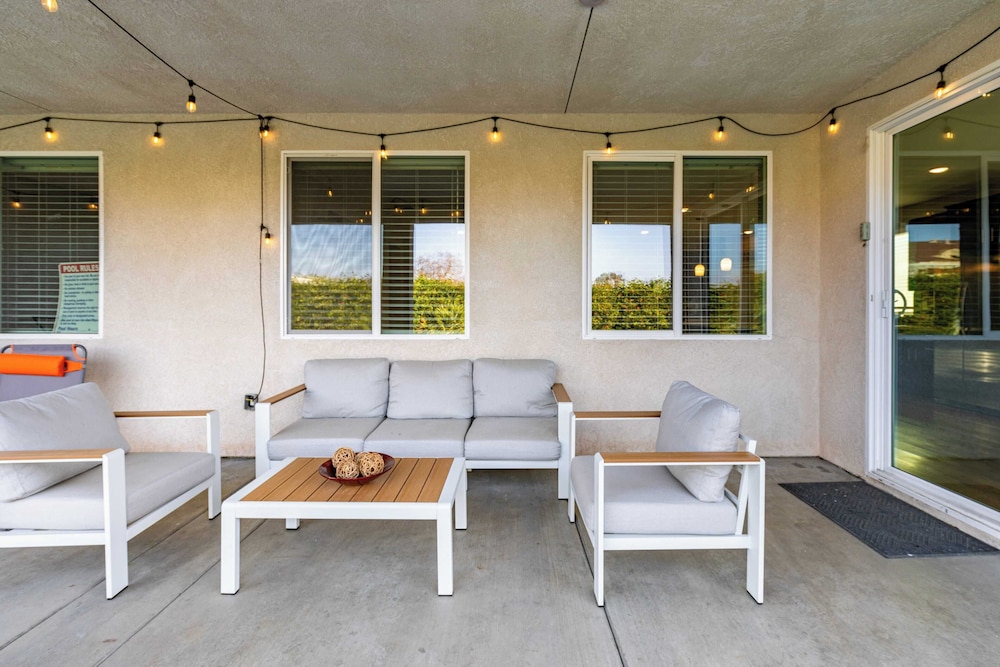 Luxe Indio Stay w/ Pool, Tiki Bar & Fire Pit Near Coachella Longfellow