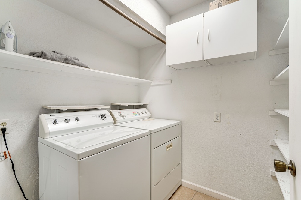 4 Mi to Downtown Tucson: Peaceful Townhome!
