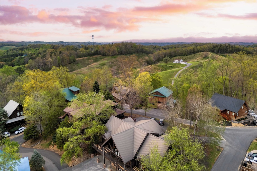 Luxury Cabin Sleeps 19 Game Room, Hot Tub Dollywood Alpine Mountain Lodge