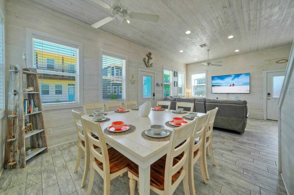 Sleeps 24, 2 Homes 2blocks to the Beach, Pool, Game Room, Patio w/ Outdoor Bar