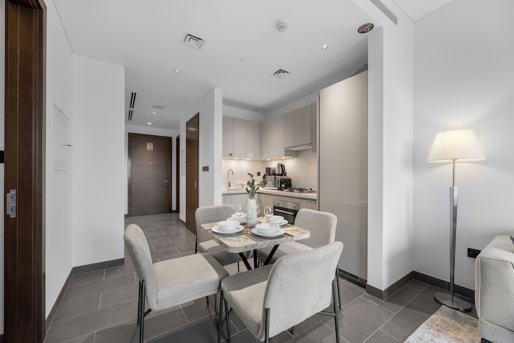 Modern 1BR with Balcony Sobha Hartland