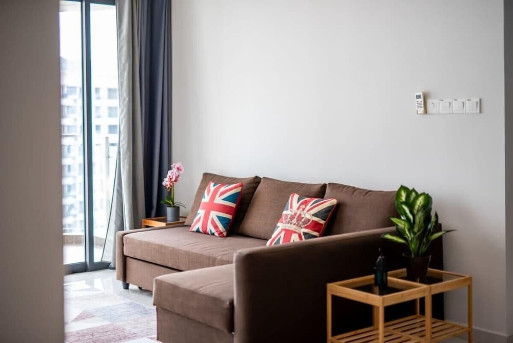 A Stylish 2BR Suite, Water Views, Free Parking
