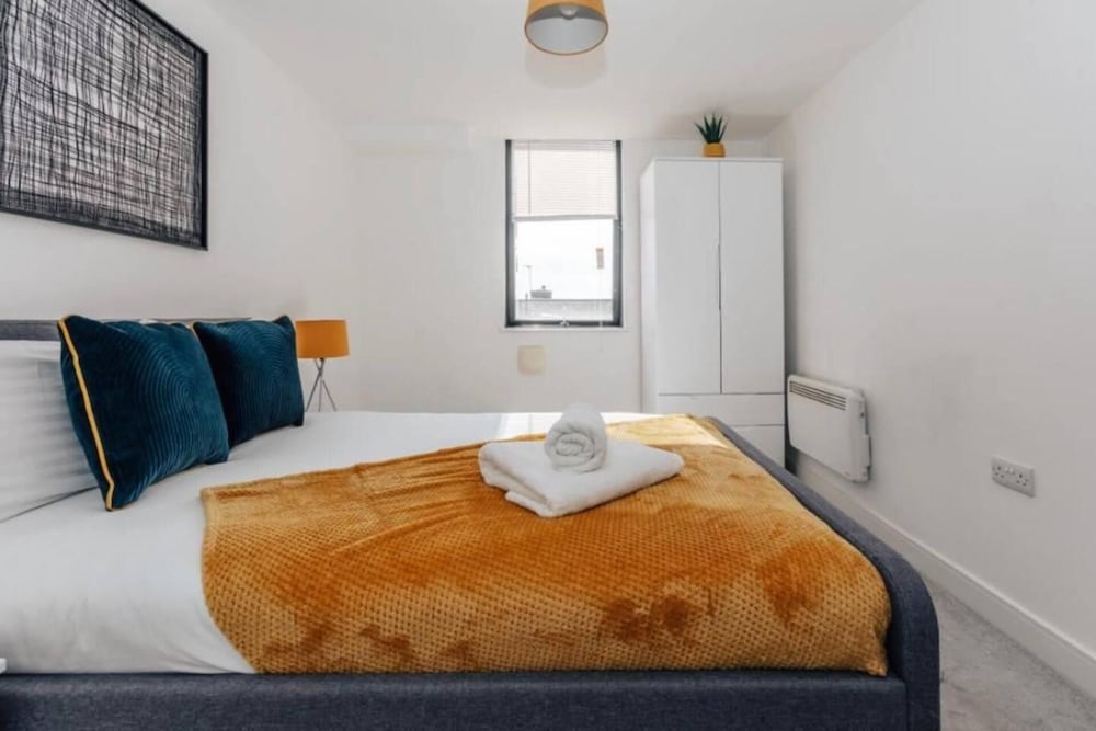 Stunning 2-bedroom Apartment in Birmingham City view 4