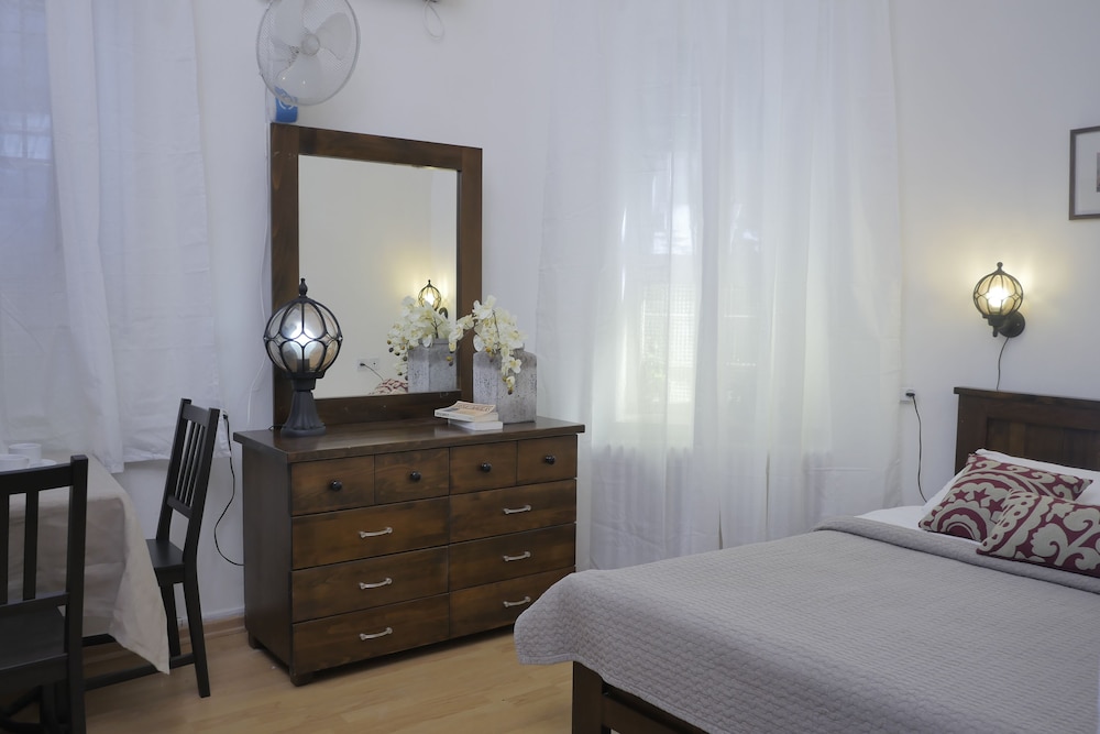 Allenby 2 Bed & Breakfast