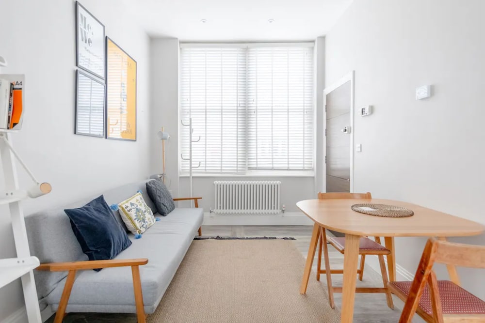 Chic 1BD Flat W/patio - 2 Mins From Baron's Court!