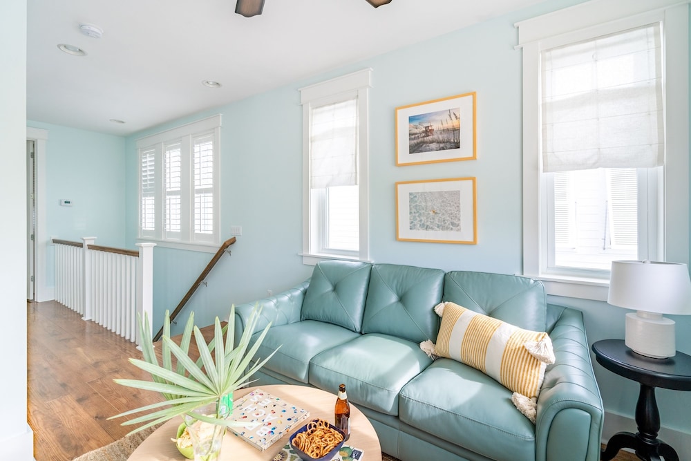 Pearl by Avantstay Idyllic Seaside Getaway w 2 Large Decks Lush Garden