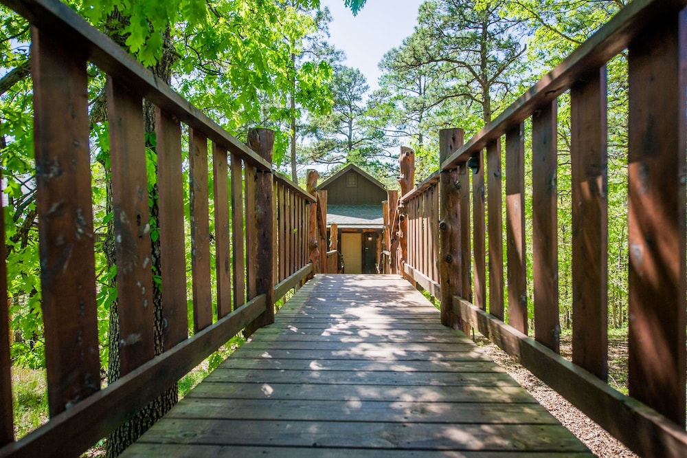 Hotel Eureka Springs Treehouses, Hobbit Caves & Castles - Image 1