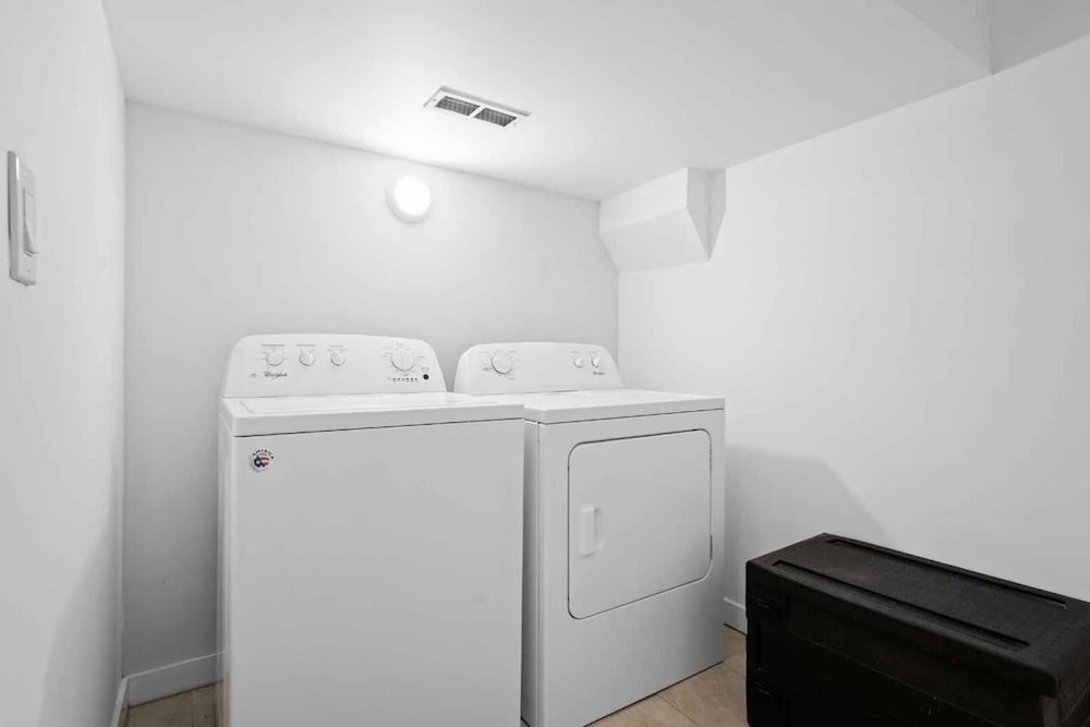 Luxurious Lower Level Apartment Closeto Downtown