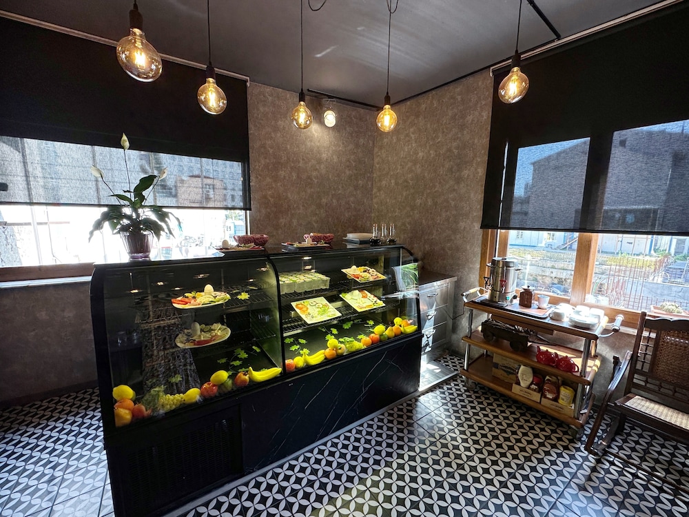 Black Art Otel - Image 8