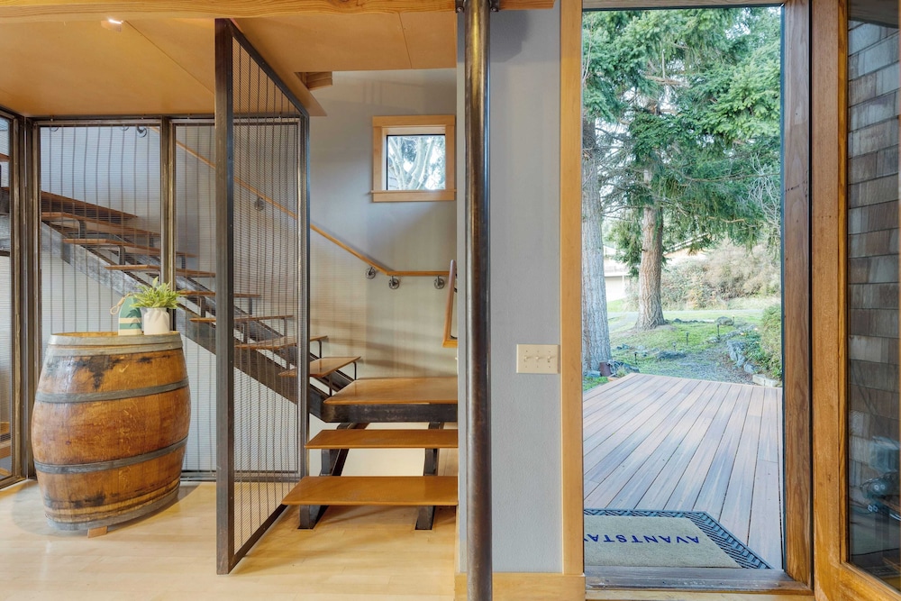 Deck Views, Fire Pit, Pool, 3 Mins to Beach Madrona Tree Retreat by Avantstay