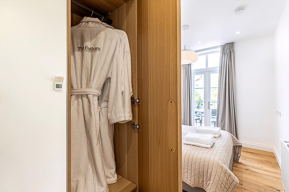 Stylish Chelsea Escape With Private Outdoor Oasis!