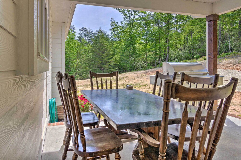 Near Parks, Trails & Lakes: Quaint Landrum Escape!