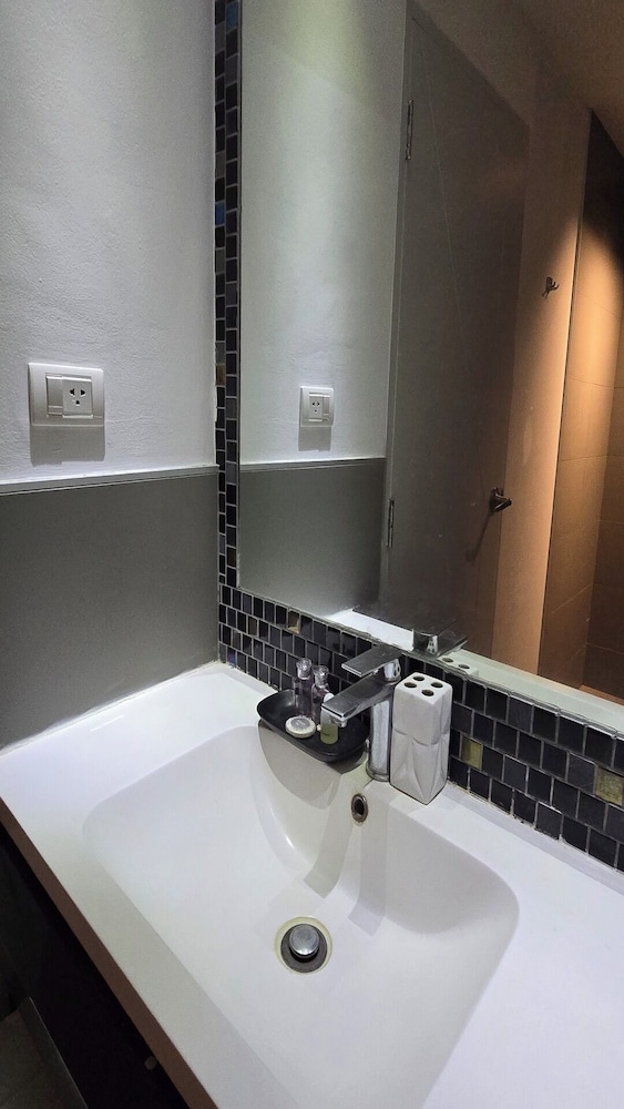 Bright & Breezy -1BR T1 211