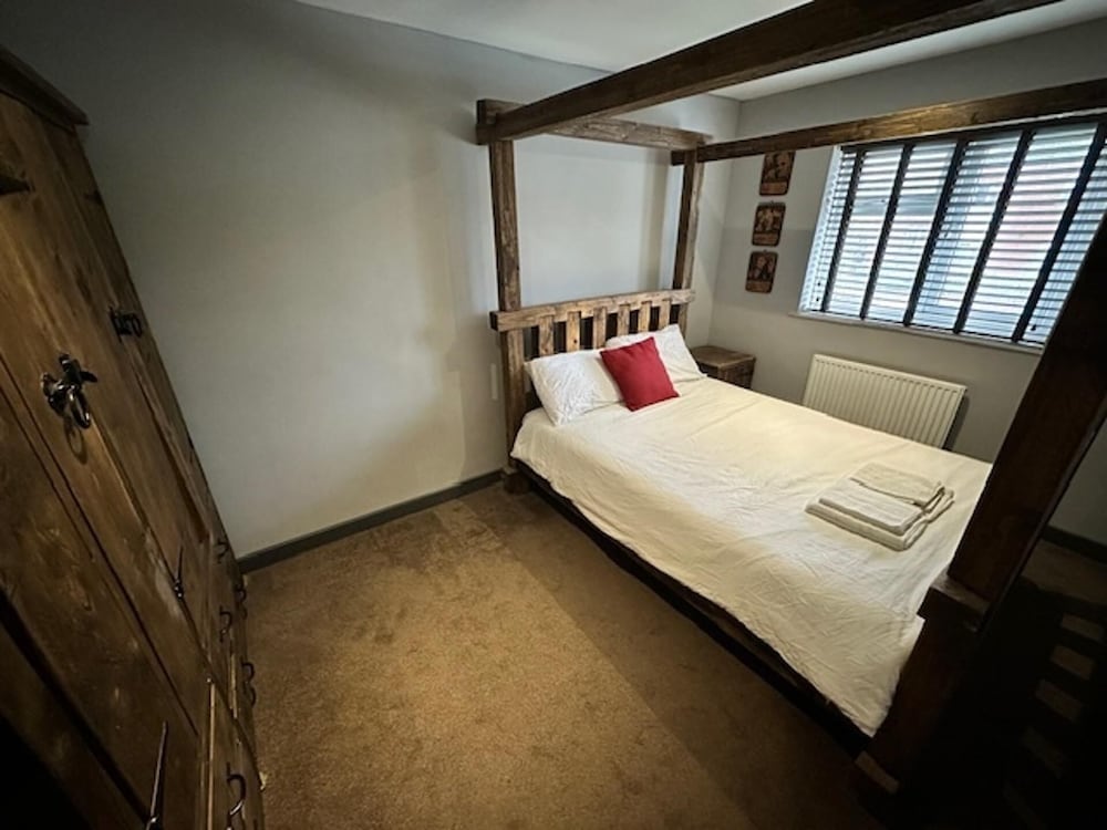 Leamington Spa-3 Bed-garden-pets-parking