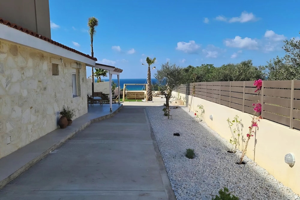 Zoi's SeaView House