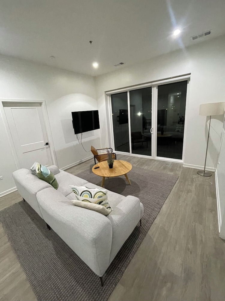 Cozy and Modern Stay in the Heart of C