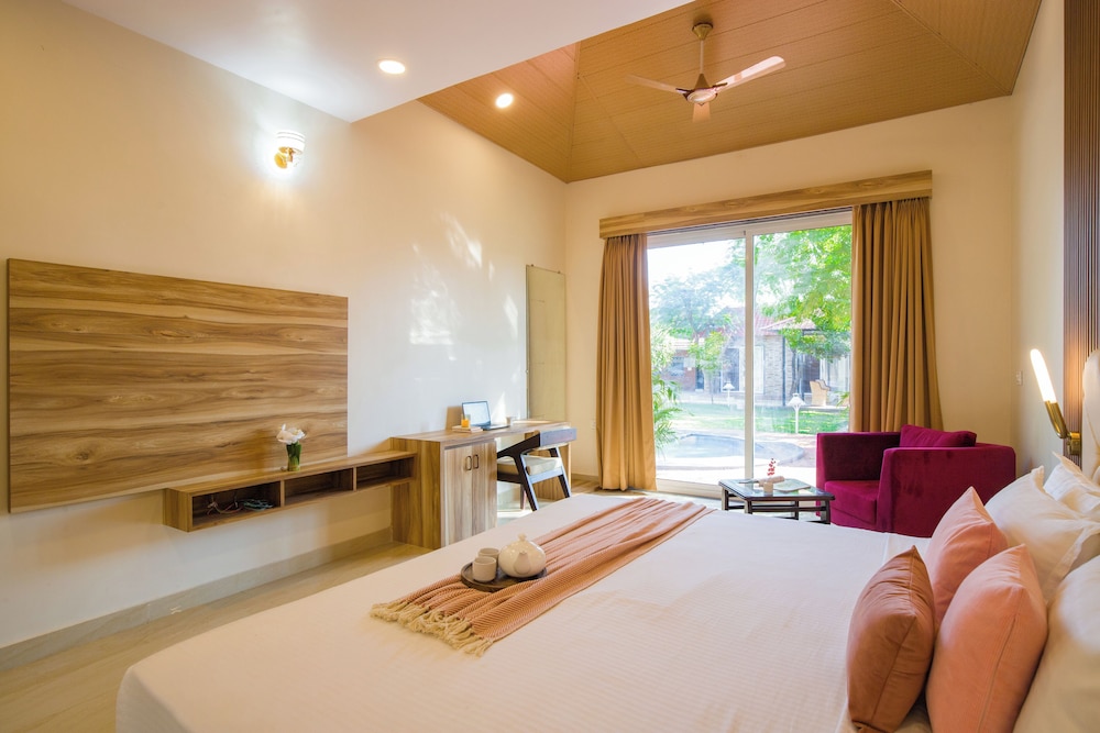 Alaya Stays 5BHK Roohmon's Farm Pvt Pool