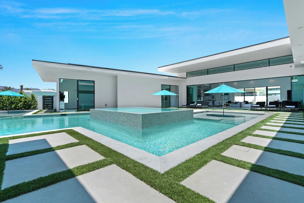 Sleeps 23 Pool, Hot Tub & Putting Green Minutes to Golf & Dining Bravo Villa #7 by Avantstay