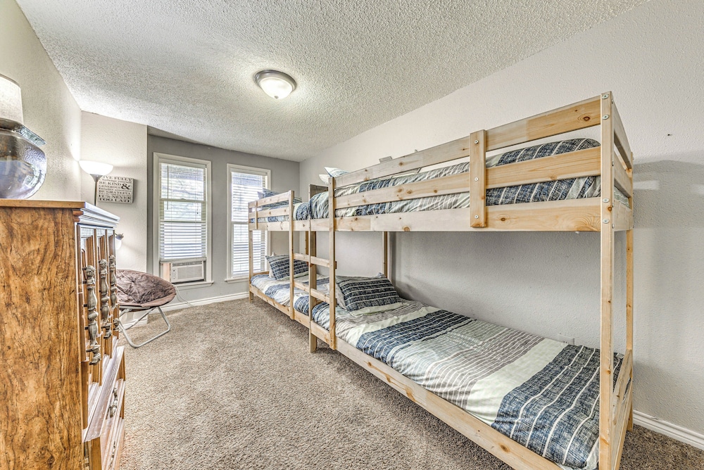 Half-mi to Midtown: Family Retreat w/ Mtn Views!