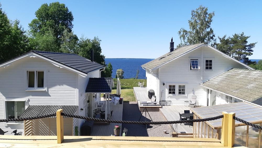 Loft-sleeps5-parking-spa-lakeviews-petfriendly view 4
