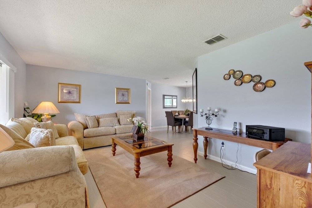 Relaxing Indian Ridge Home W/ Pool, Near Disney & More 4 Bedroom Villa