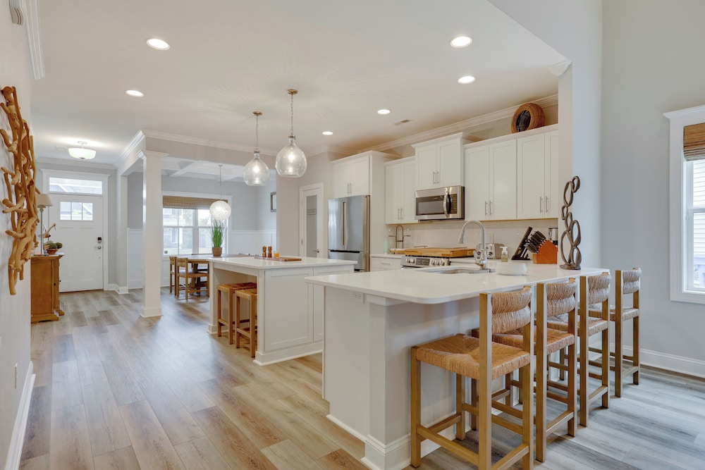 Spacious Home w/ Screened Patio in Wilmington!