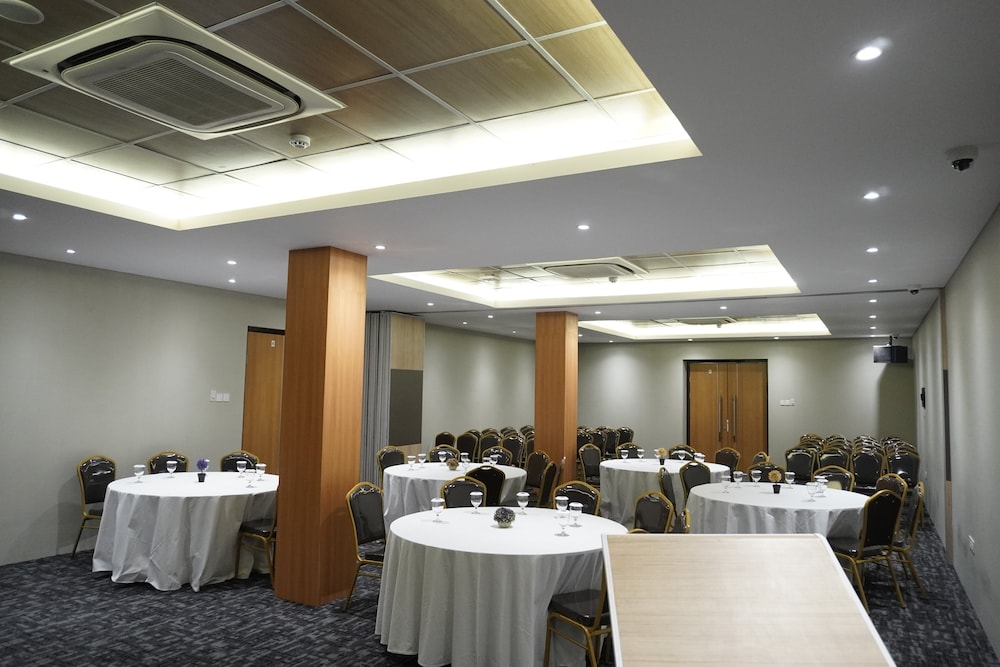 Front One Hotel Papua Lestari