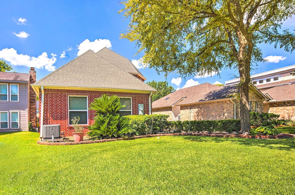 Beautiful Montgomery Home w/ Lakefront Deck! view 2