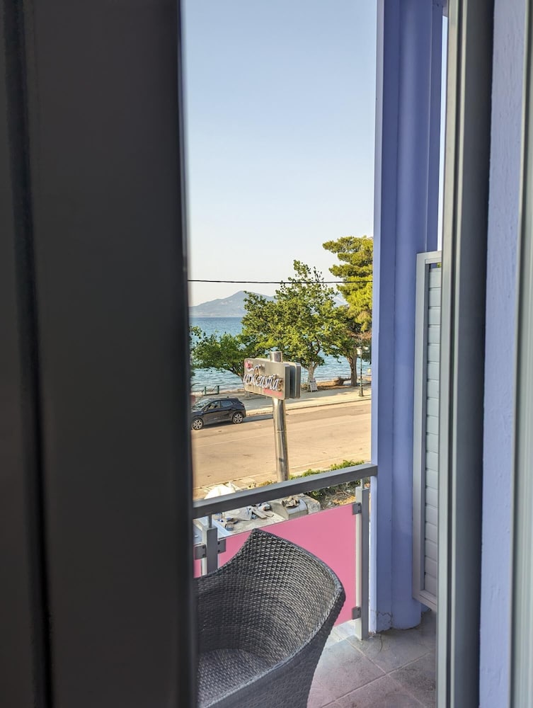 Okeania Seafront Rooms in Kamena Vourla