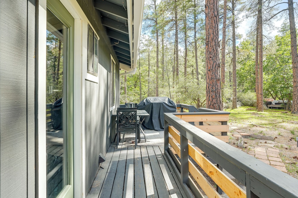 Mid-mod Mountain Cabin Near Thumb Butte Trails!