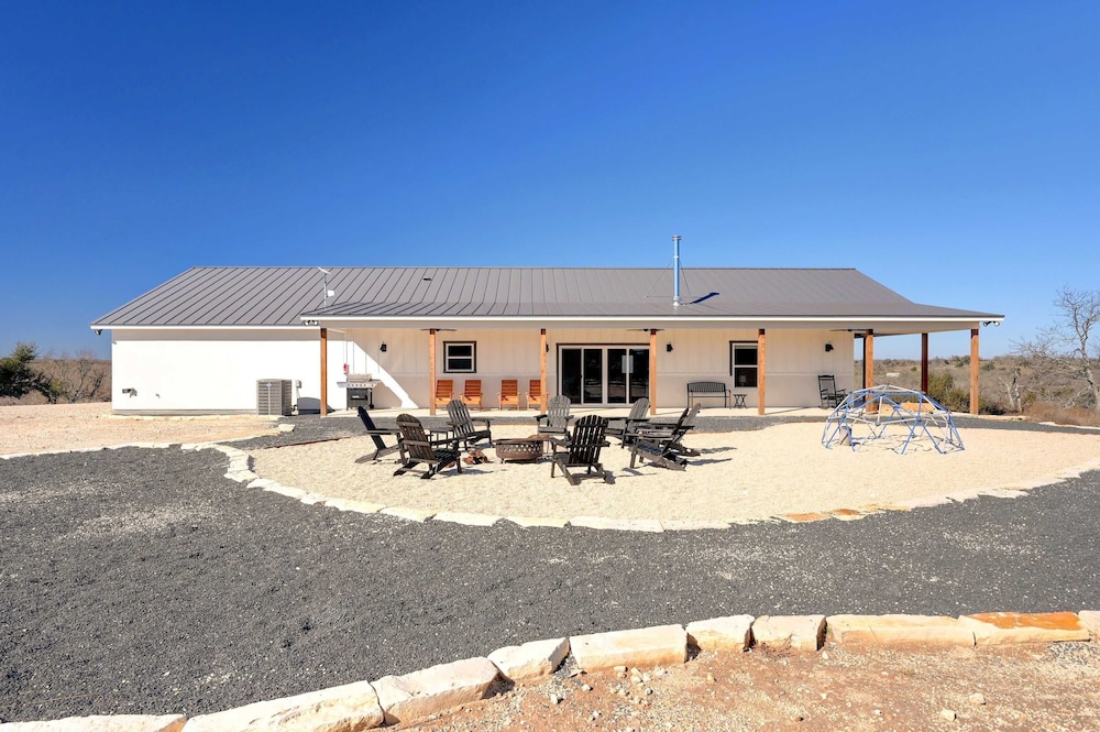 Secluded Hill Country Getaway Stunning Views Fire Pit 15 Min to Main Street 12 Guests