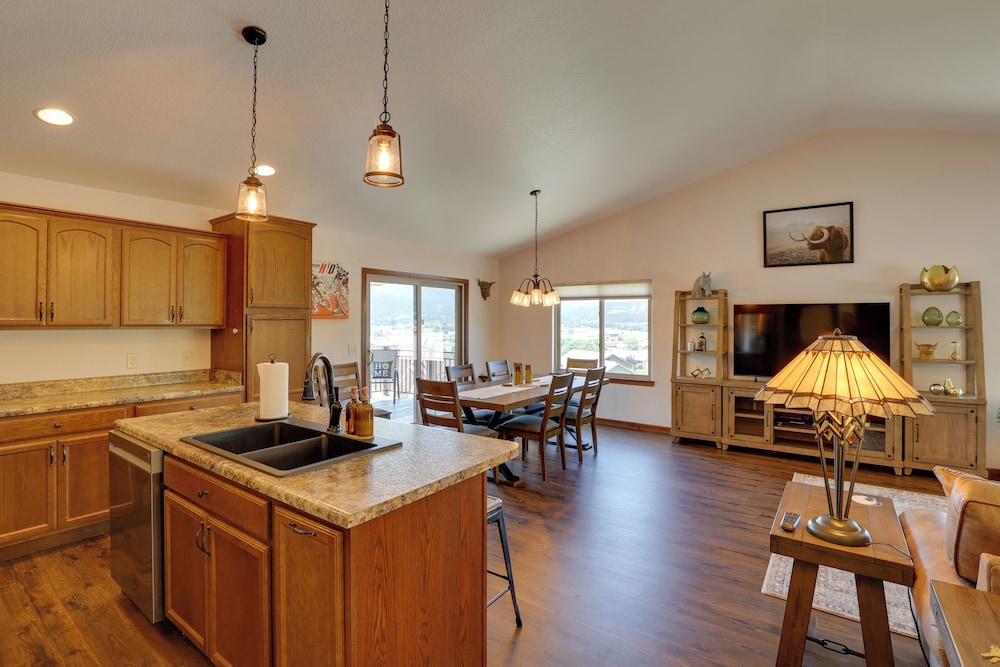 2 Mi to Downtown Sturgis: Quiet Ranch Home w/ View